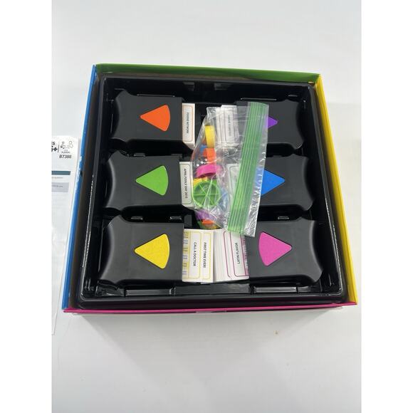 Trivial Pursuit 2000s COMPLETE 2016 Hasbro Gaming Pop Culture Collectible Game - Picture 4 of 11